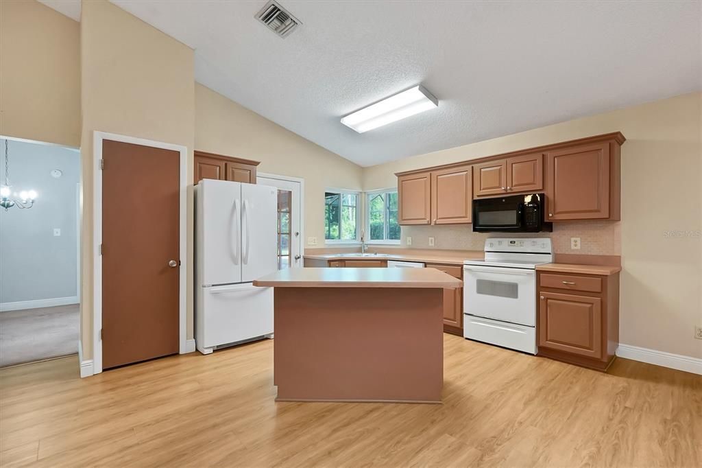 Activo con contrato: $425,000 (4 camas, 2 baños, 1962 Pies cuadrados)