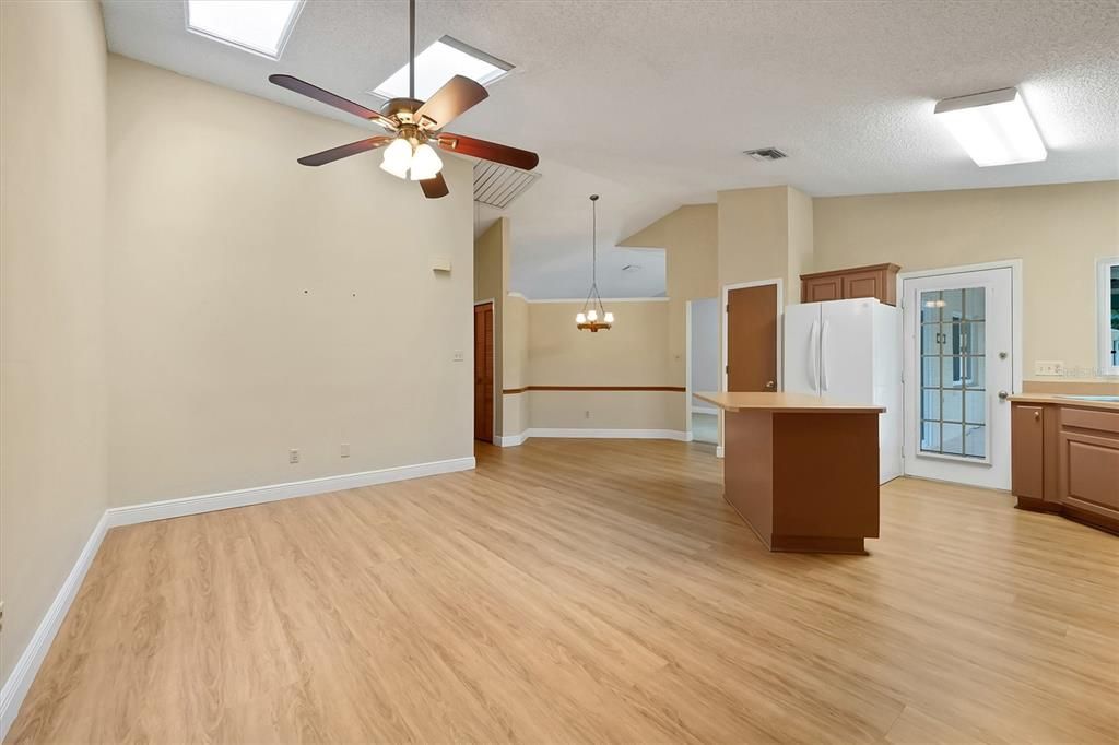 Activo con contrato: $425,000 (4 camas, 2 baños, 1962 Pies cuadrados)