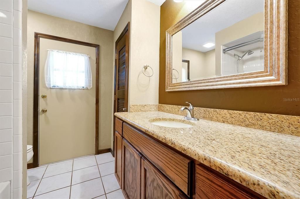 Activo con contrato: $425,000 (4 camas, 2 baños, 1962 Pies cuadrados)