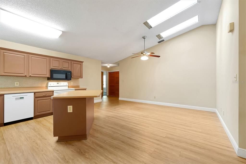 Activo con contrato: $425,000 (4 camas, 2 baños, 1962 Pies cuadrados)