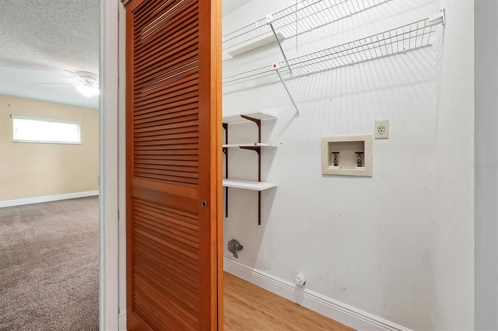 Activo con contrato: $425,000 (4 camas, 2 baños, 1962 Pies cuadrados)
