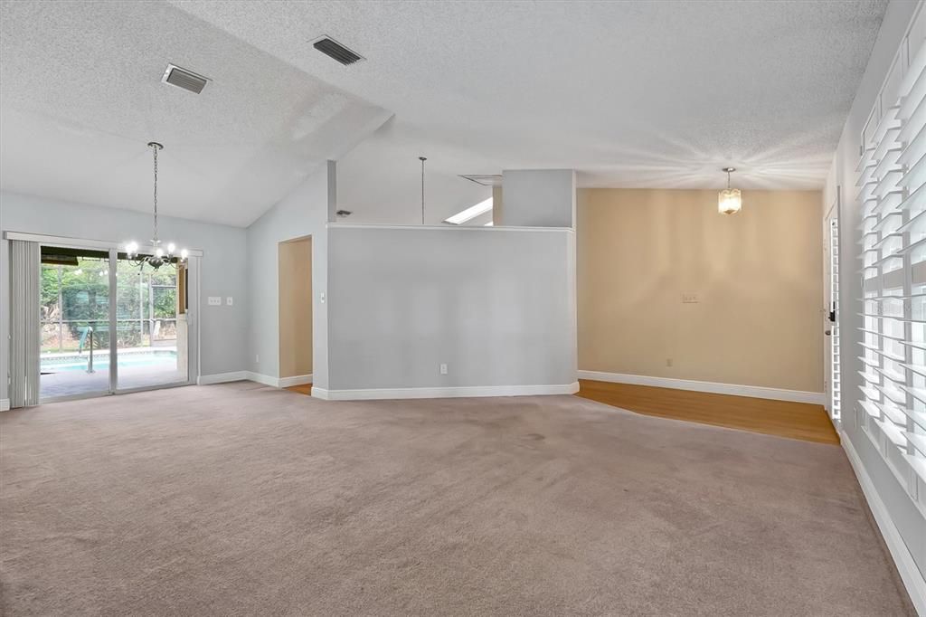 Activo con contrato: $425,000 (4 camas, 2 baños, 1962 Pies cuadrados)