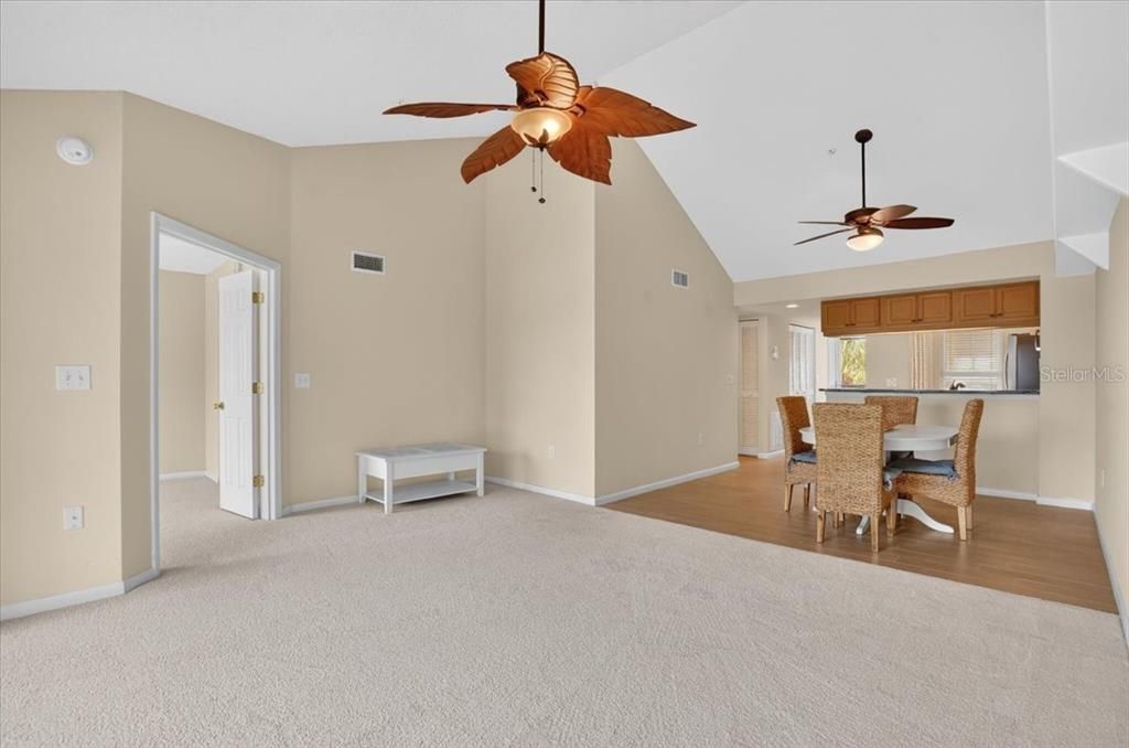 For Sale: $239,000 (2 beds, 2 baths, 1093 Square Feet)