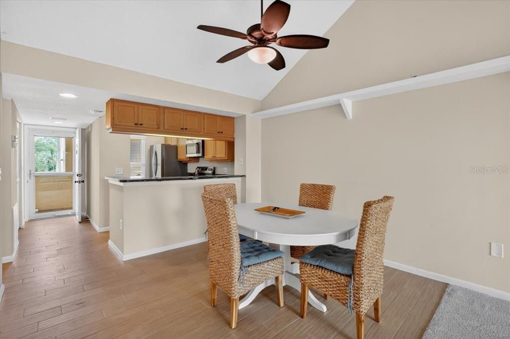 For Sale: $239,000 (2 beds, 2 baths, 1093 Square Feet)