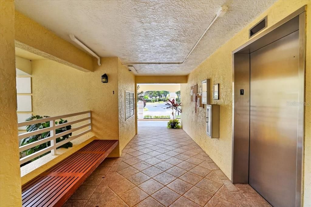 For Sale: $239,000 (2 beds, 2 baths, 1093 Square Feet)