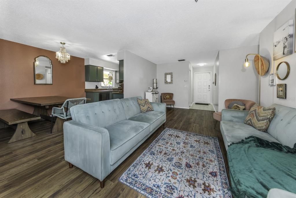 Active With Contract: $409,000 (3 beds, 2 baths, 1375 Square Feet)