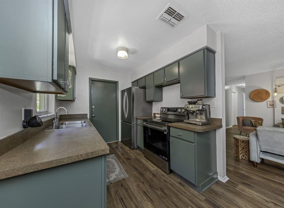 Active With Contract: $409,000 (3 beds, 2 baths, 1375 Square Feet)