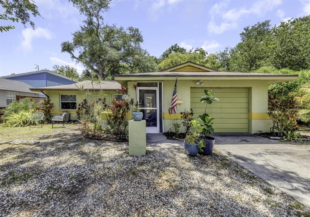 Active With Contract: $409,000 (3 beds, 2 baths, 1375 Square Feet)
