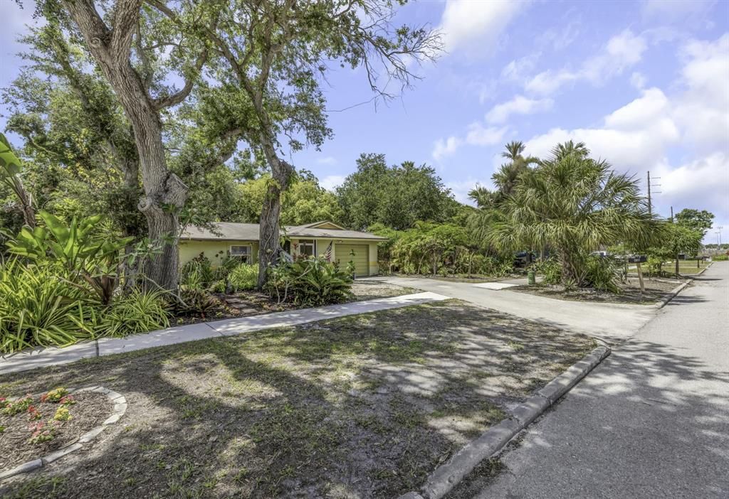 Active With Contract: $409,000 (3 beds, 2 baths, 1375 Square Feet)