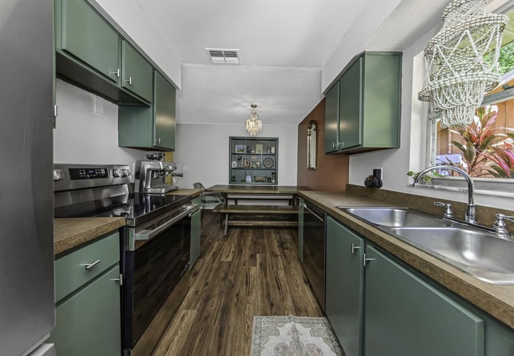 Active With Contract: $409,000 (3 beds, 2 baths, 1375 Square Feet)