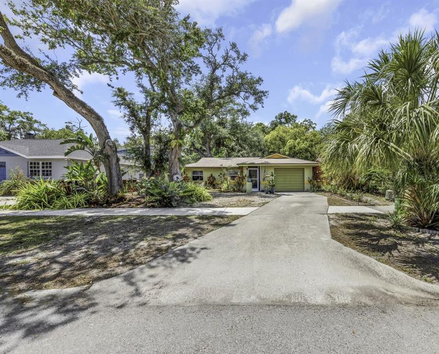 Active With Contract: $409,000 (3 beds, 2 baths, 1375 Square Feet)