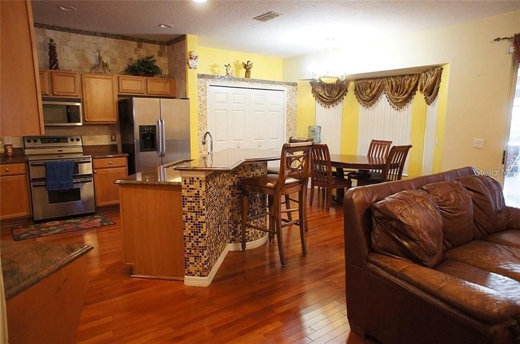 En Venta: $930,000 (4 camas, 3 baños, 3342 Pies cuadrados)