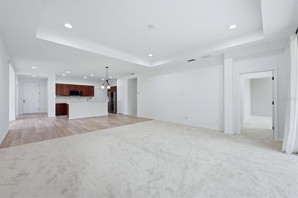 Под контрактом: $434,995 (4 спален, 2 ванн, 2372 Квадратных фут)