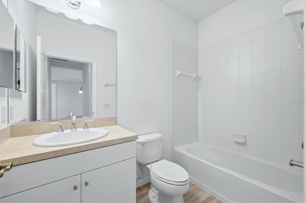 Под контрактом: $434,995 (4 спален, 2 ванн, 2372 Квадратных фут)
