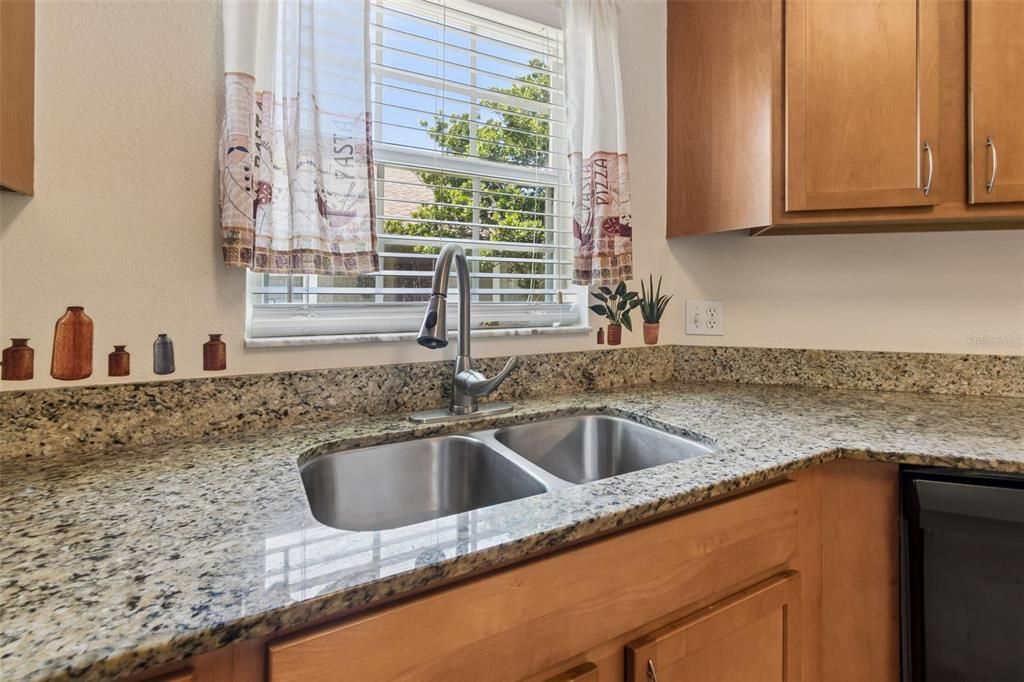На продажу: $299,999 (3 спален, 2 ванн, 1442 Квадратных фут)