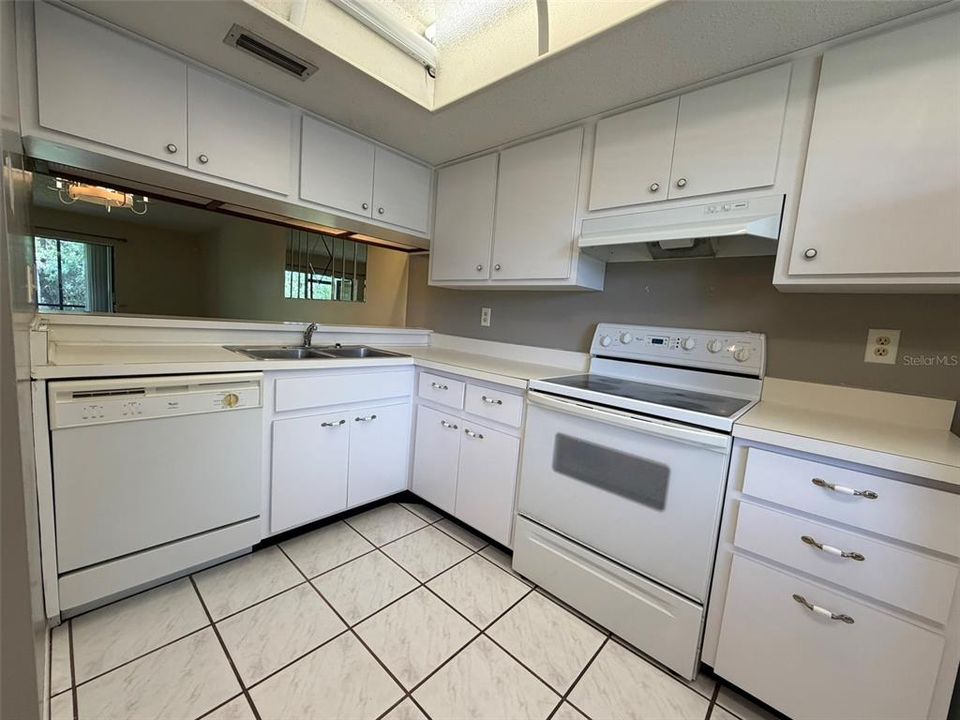 В аренду: $1,800 (2 спален, 2 ванн, 1094 Квадратных фут)