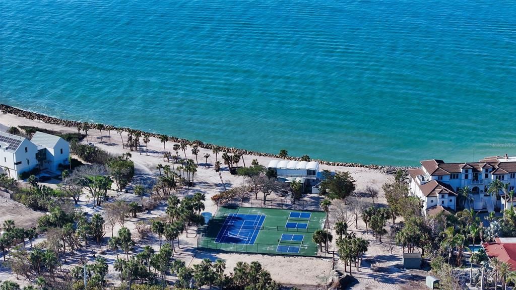 На продажу: $1,495,000 (0.80 acres)