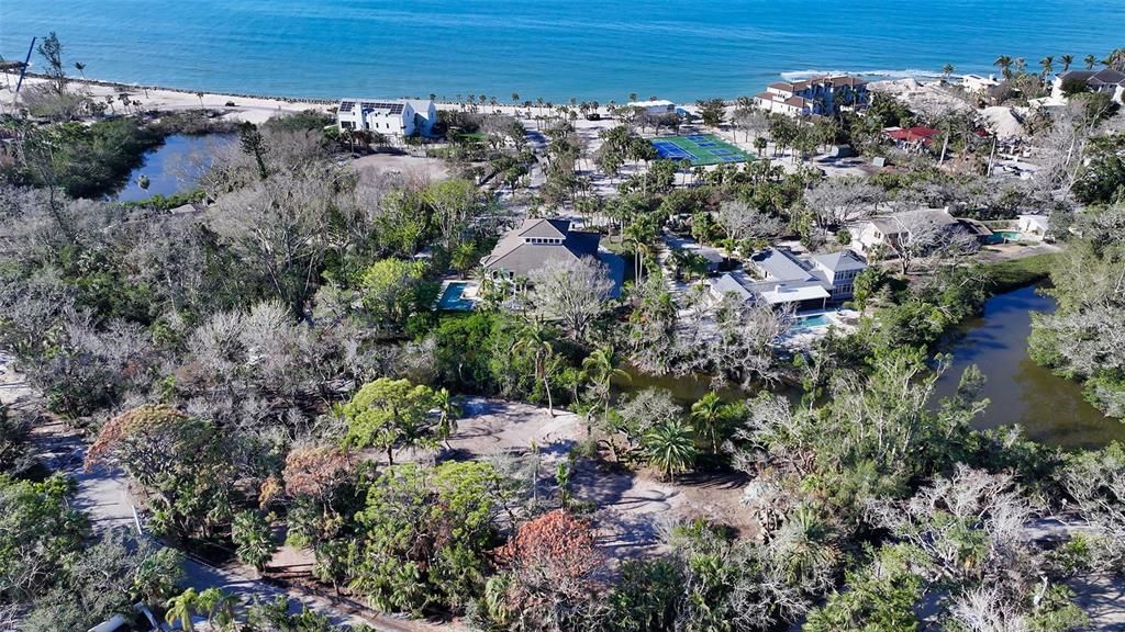 На продажу: $1,495,000 (0.80 acres)