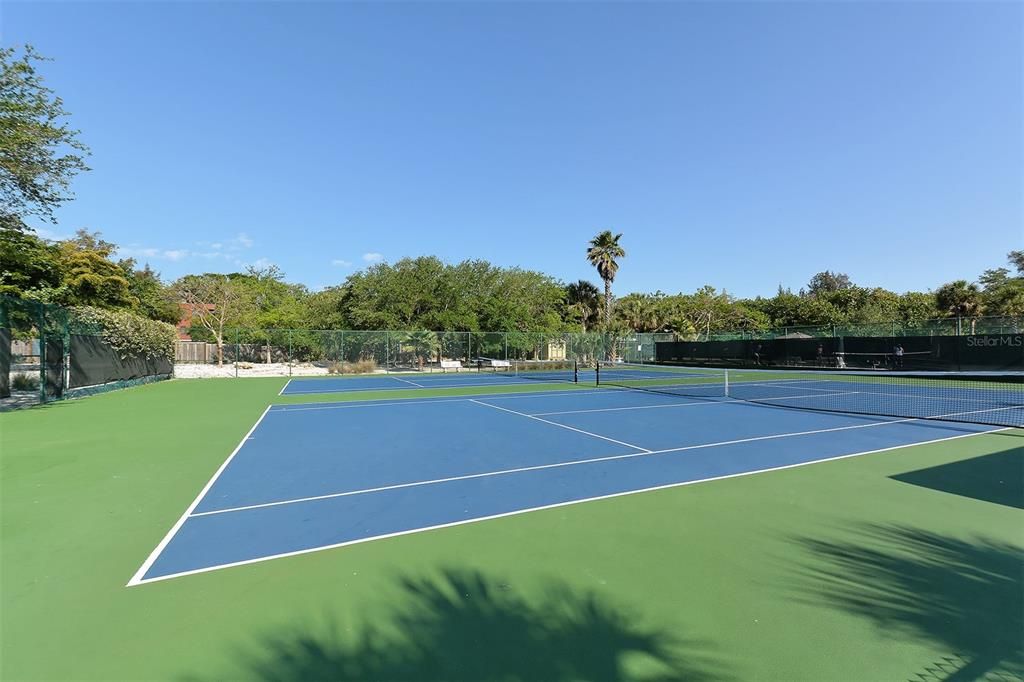На продажу: $1,495,000 (0.80 acres)