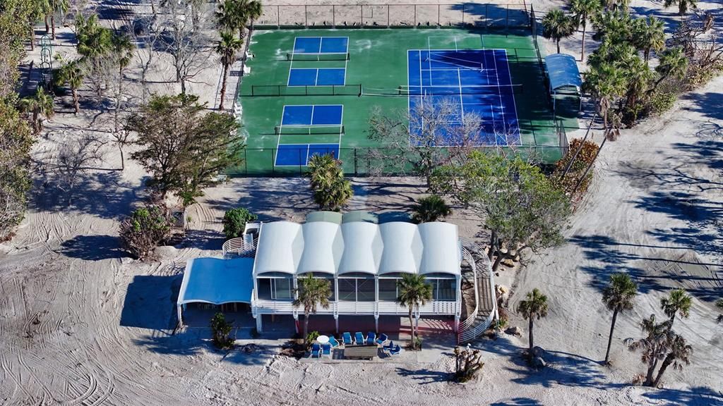 На продажу: $1,495,000 (0.80 acres)
