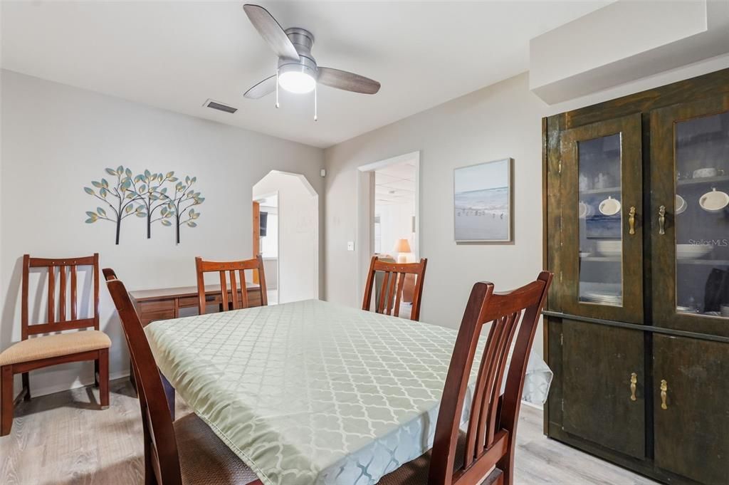 Activo con contrato: $325,000 (3 camas, 2 baños, 1404 Pies cuadrados)