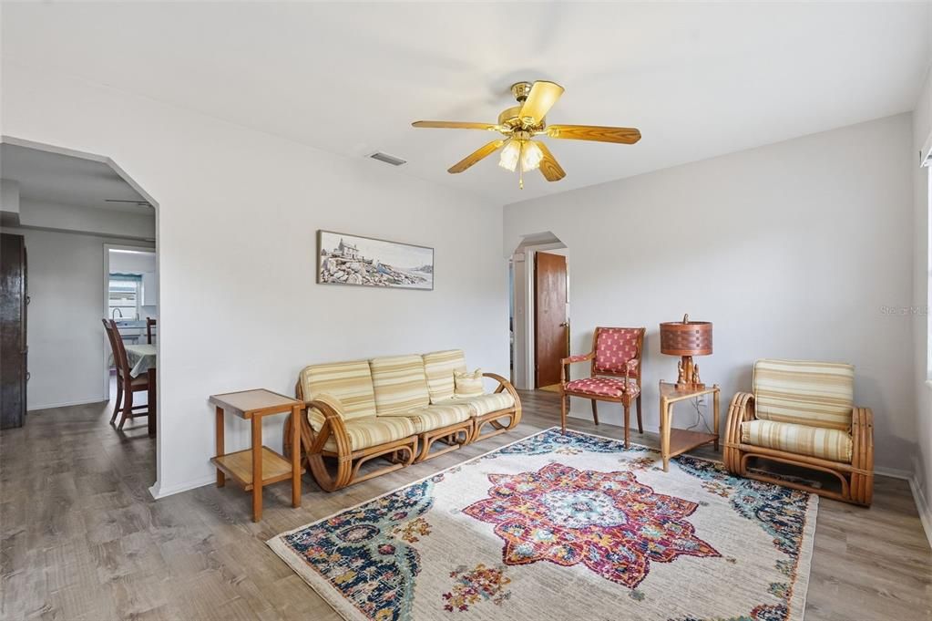 Activo con contrato: $325,000 (3 camas, 2 baños, 1404 Pies cuadrados)