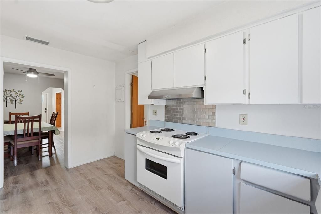 Activo con contrato: $325,000 (3 camas, 2 baños, 1404 Pies cuadrados)