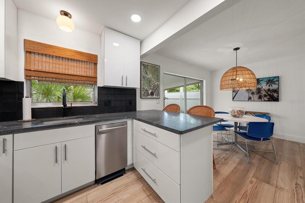 Active With Contract: $172,000 (1 beds, 2 baths, 825 Square Feet)