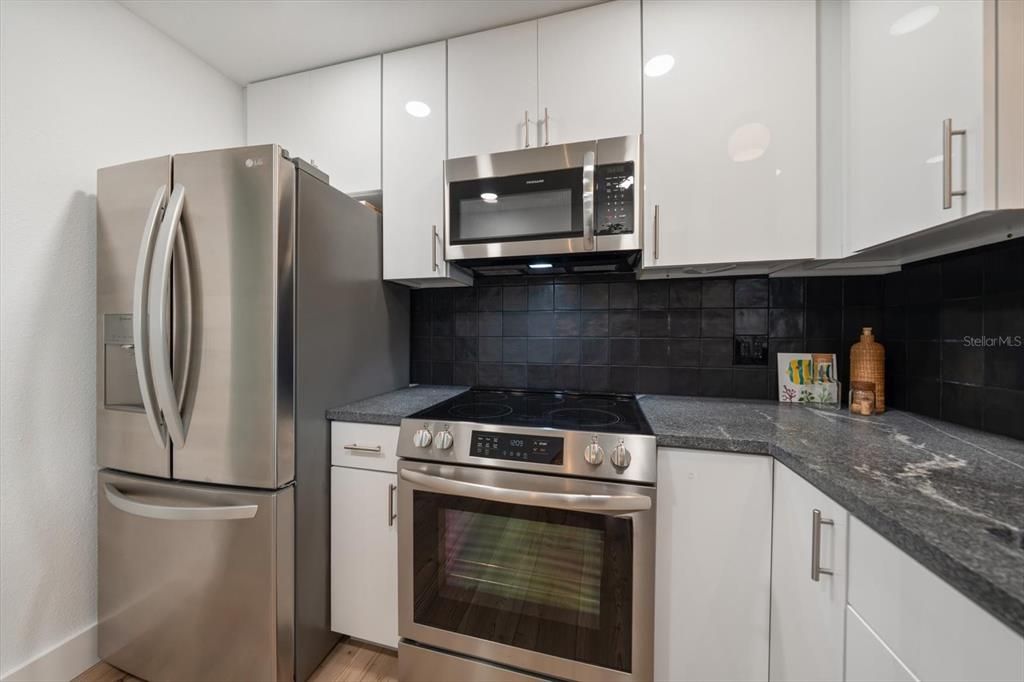 Active With Contract: $172,000 (1 beds, 2 baths, 825 Square Feet)