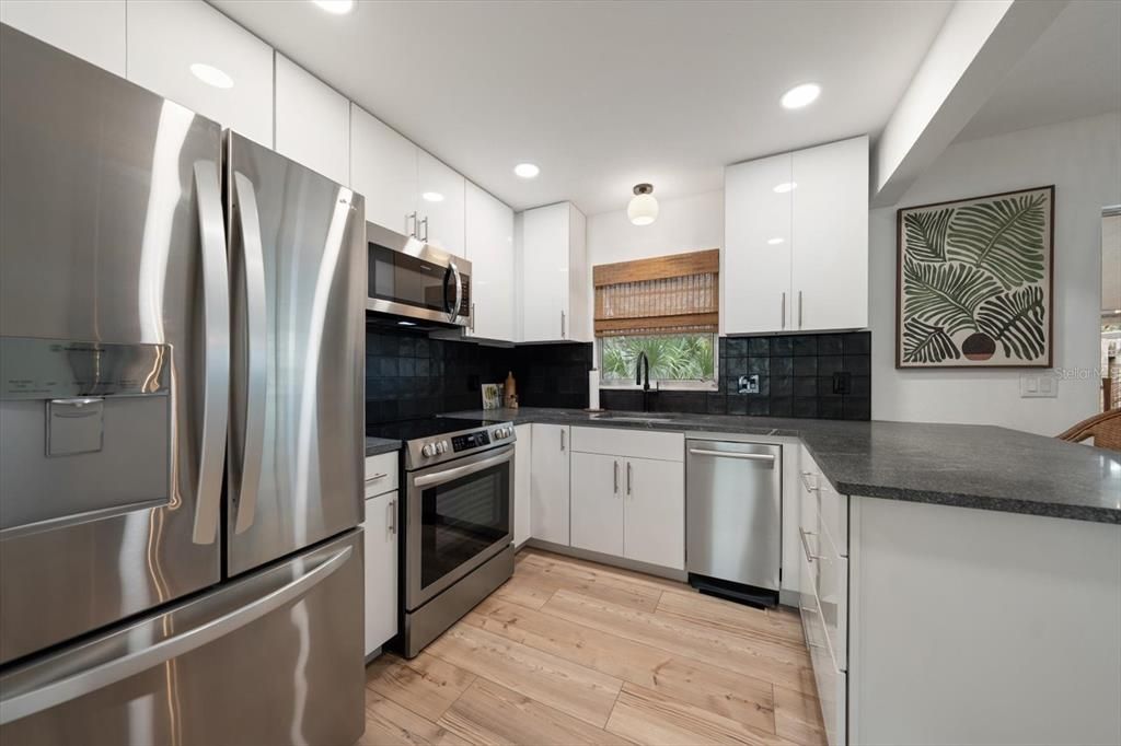 Active With Contract: $172,000 (1 beds, 2 baths, 825 Square Feet)