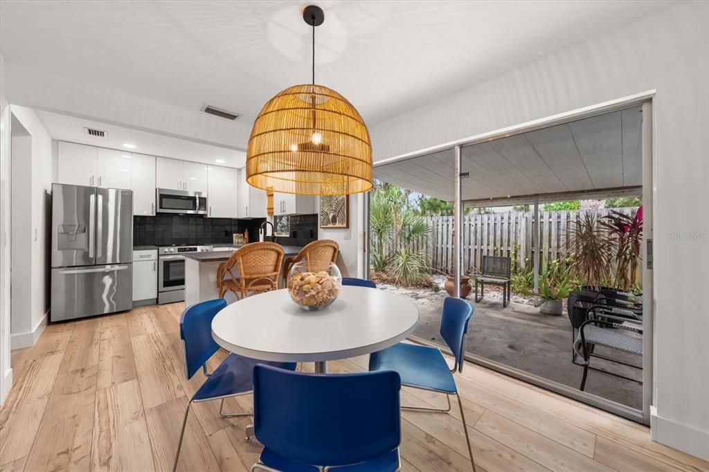 Active With Contract: $172,000 (1 beds, 2 baths, 825 Square Feet)