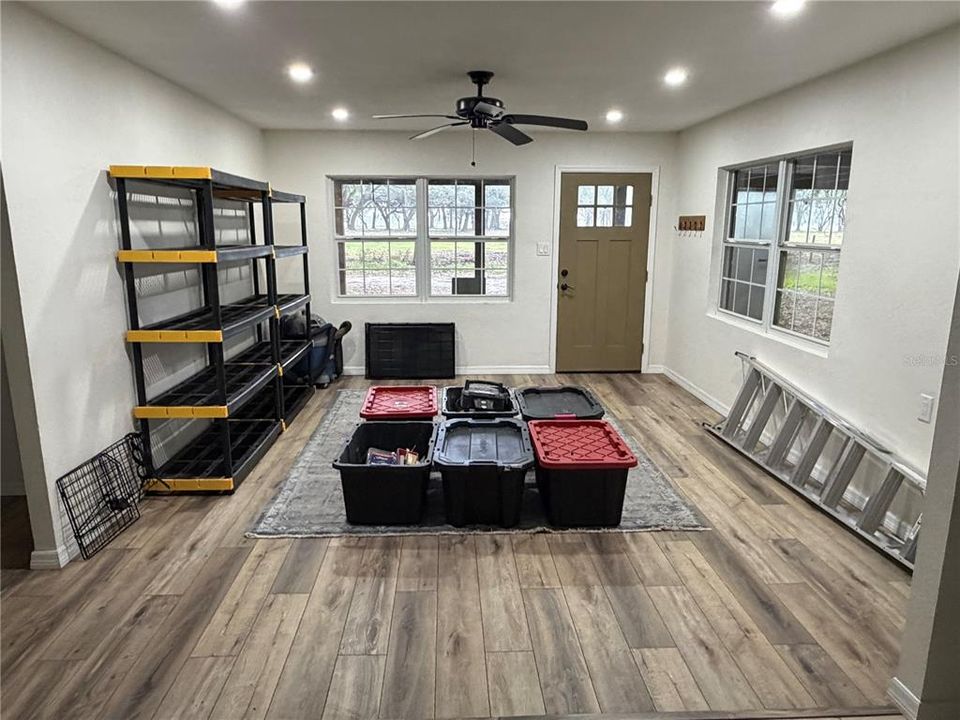 For Sale: $399,900 (2 beds, 1 baths, 1008 Square Feet)