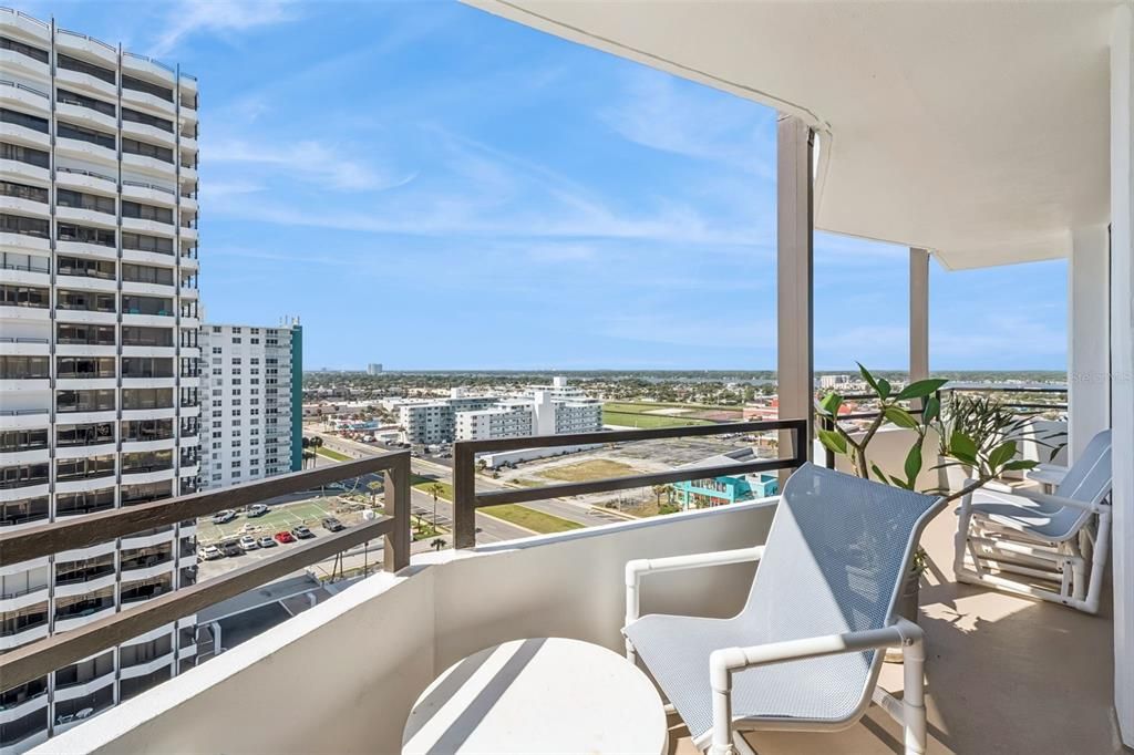 For Sale: $397,900 (2 beds, 2 baths, 1360 Square Feet)
