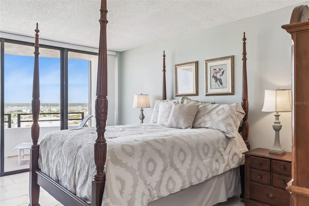 For Sale: $397,900 (2 beds, 2 baths, 1360 Square Feet)