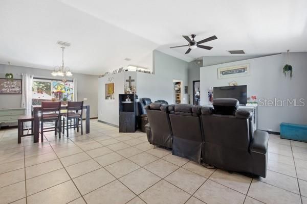 Activo con contrato: $235,000 (3 camas, 2 baños, 1658 Pies cuadrados)