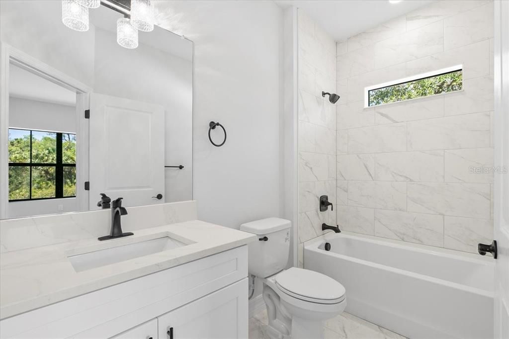 Activo con contrato: $369,900 (4 camas, 3 baños, 1990 Pies cuadrados)