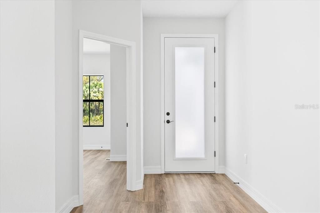 Activo con contrato: $369,900 (4 camas, 3 baños, 1990 Pies cuadrados)