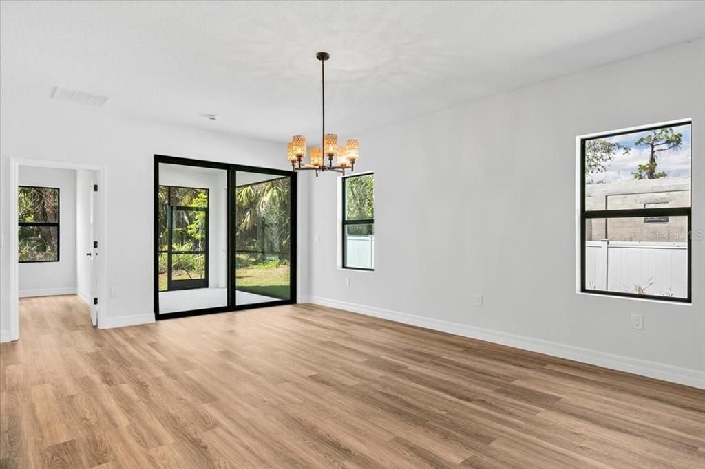 Activo con contrato: $369,900 (4 camas, 3 baños, 1990 Pies cuadrados)