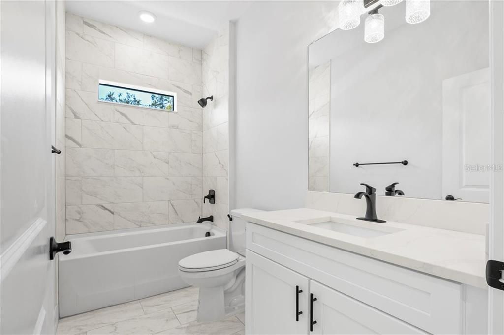 Activo con contrato: $369,900 (4 camas, 3 baños, 1990 Pies cuadrados)