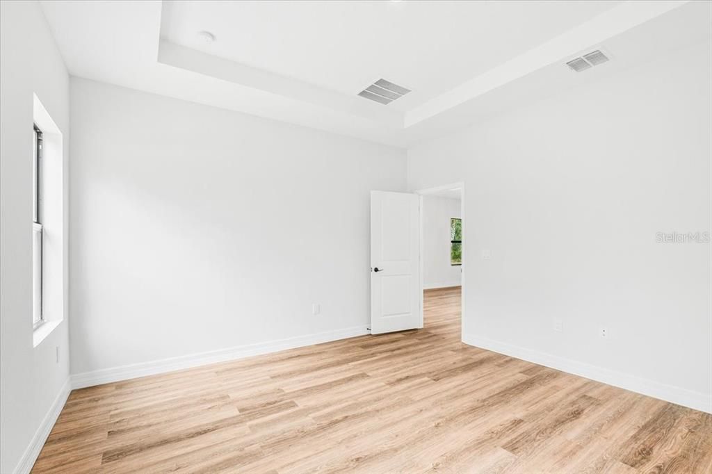 Activo con contrato: $369,900 (4 camas, 3 baños, 1990 Pies cuadrados)