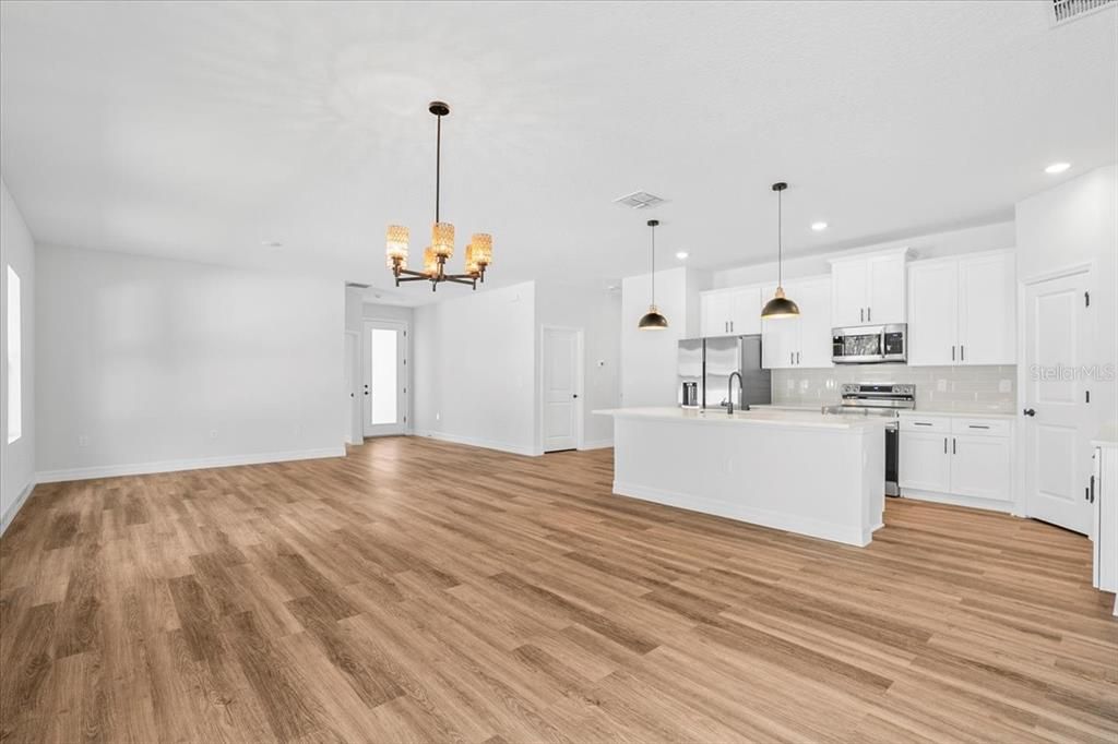 Activo con contrato: $369,900 (4 camas, 3 baños, 1990 Pies cuadrados)