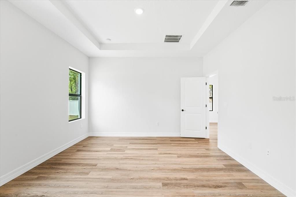 Activo con contrato: $369,900 (4 camas, 3 baños, 1990 Pies cuadrados)