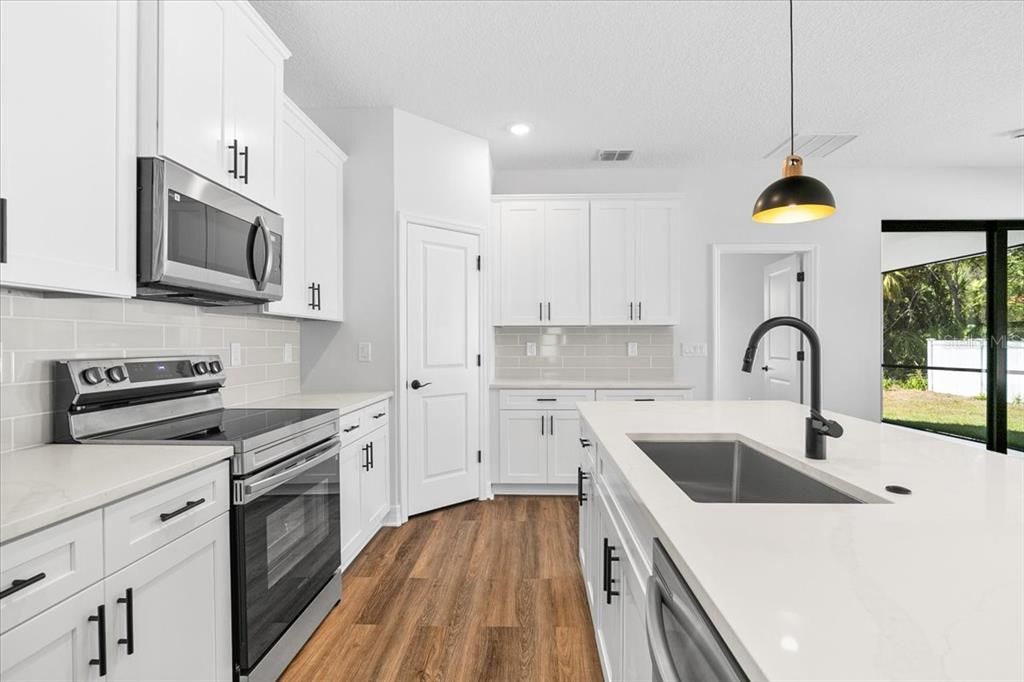 Activo con contrato: $369,900 (4 camas, 3 baños, 1990 Pies cuadrados)