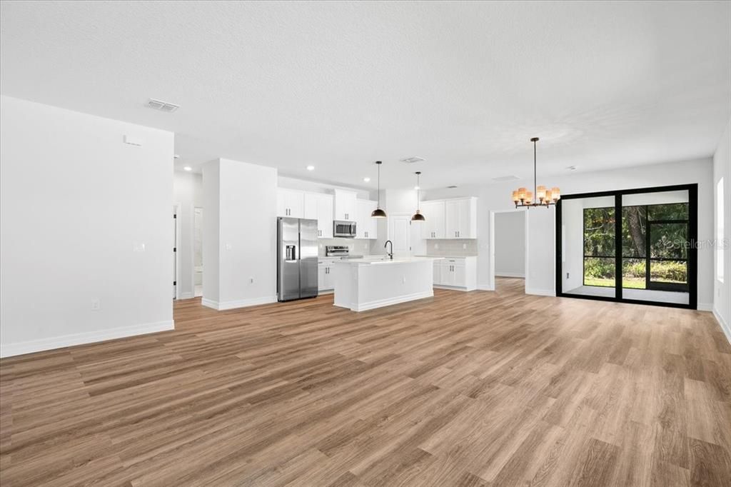 Activo con contrato: $369,900 (4 camas, 3 baños, 1990 Pies cuadrados)