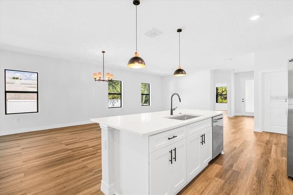 Activo con contrato: $369,900 (4 camas, 3 baños, 1990 Pies cuadrados)