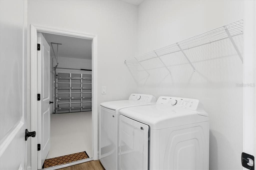 Activo con contrato: $369,900 (4 camas, 3 baños, 1990 Pies cuadrados)