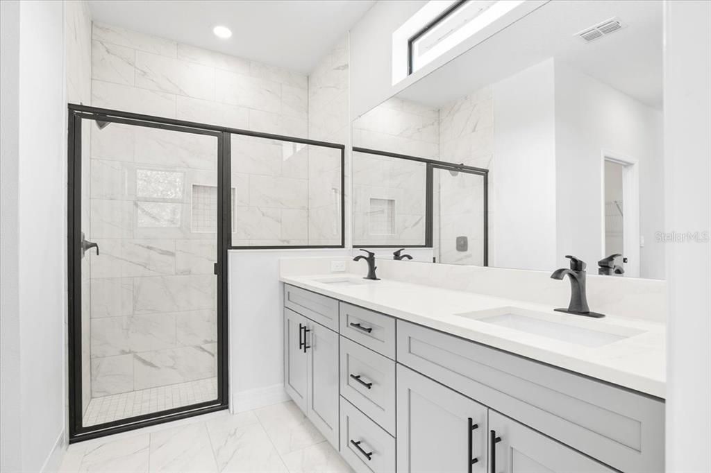 Activo con contrato: $369,900 (4 camas, 3 baños, 1990 Pies cuadrados)