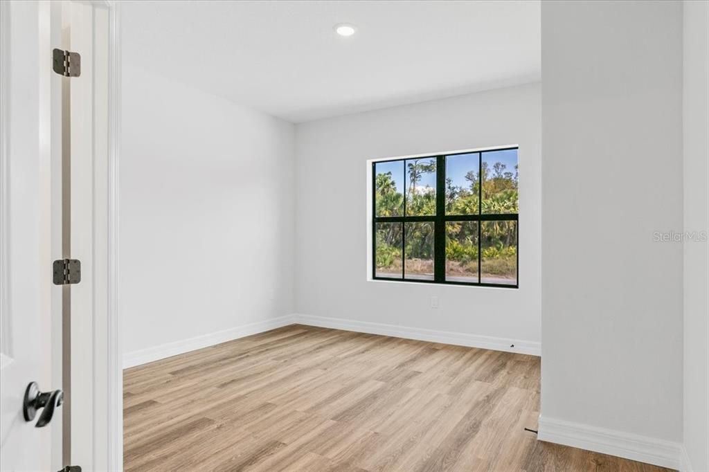 Activo con contrato: $369,900 (4 camas, 3 baños, 1990 Pies cuadrados)