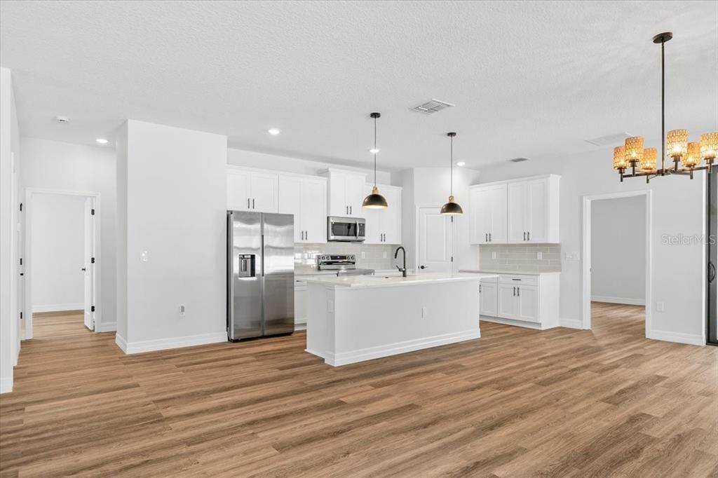 Activo con contrato: $369,900 (4 camas, 3 baños, 1990 Pies cuadrados)