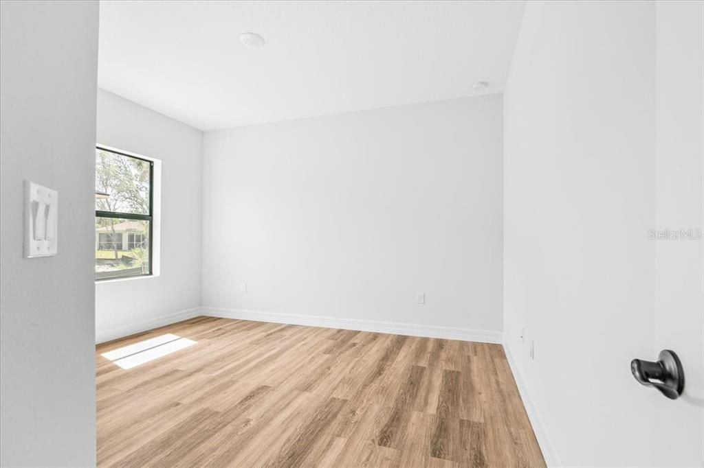 Activo con contrato: $369,900 (4 camas, 3 baños, 1990 Pies cuadrados)
